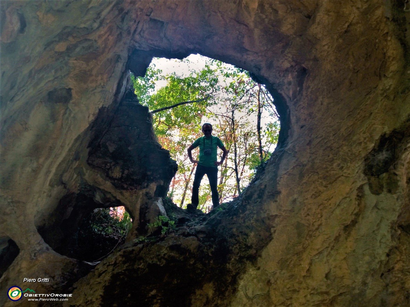 33 E il Piero dall'ingresso della grotta sta ad osservare e fotografare.jpg